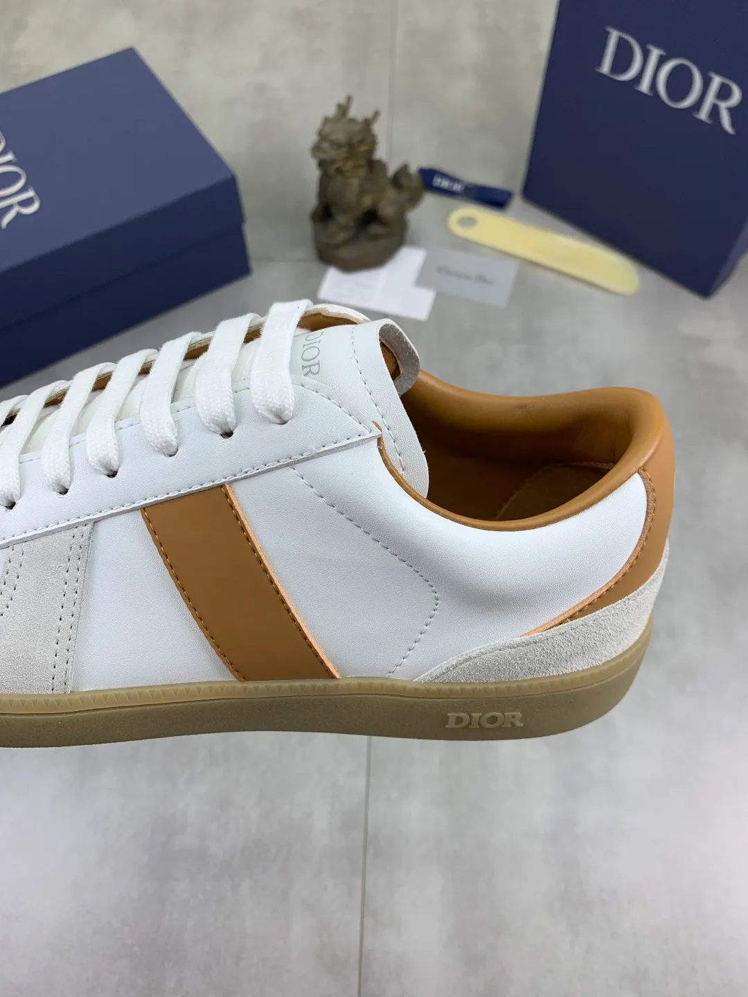 Men's shoes 💰P360 New Dior B01 moral training shoes, white first-layer cowhide, original molded outsole. New to the fall collection, this sneaker marks the return of a Dior classic, reinterpreted in a stylish and elegant silhouette. Crafted from white smooth first-grain cowhide with a tonal silk sheepskin lining, it features the Dior logo on the tongue and inner sides, and a CD icon on the heel. Paired with Tpu anti-slip soles of the same color, it can be matched with various styles to create a sophisticated look.  Code number: 38-44